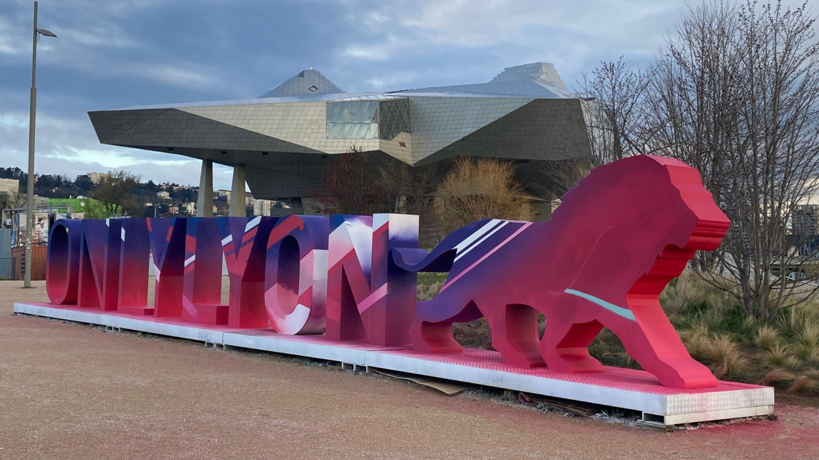 La sculpture Only Lyon revisitée par le street art