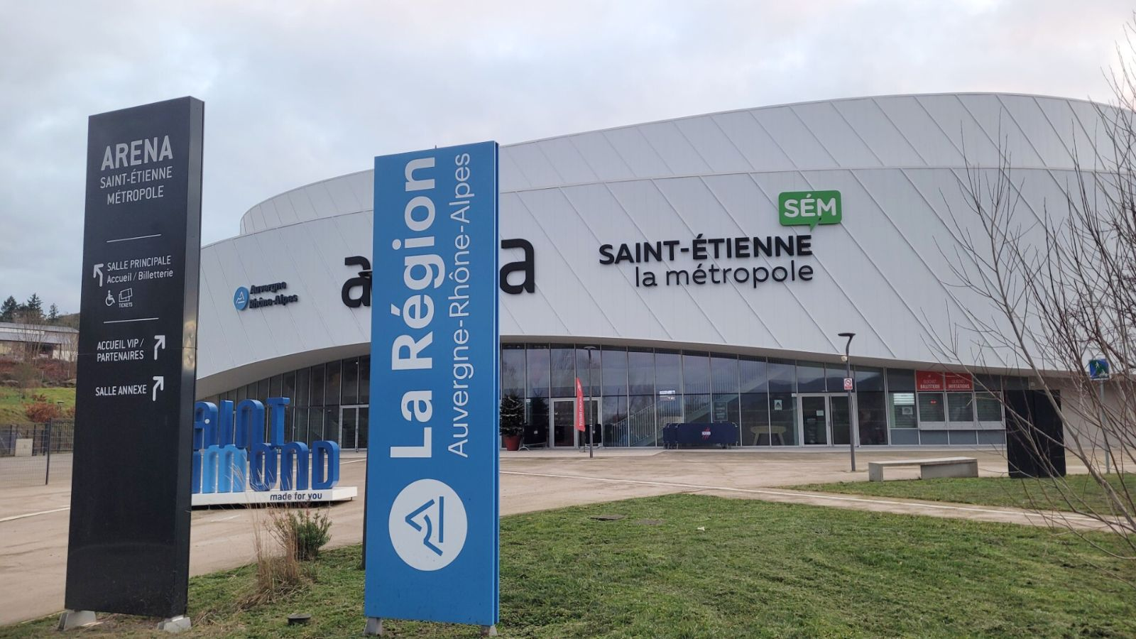 Arena de Saint-Chamond : les panneaux bleus apparaissent, la Région débloque ses subventions
