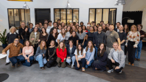 Com’Over ouvre un nouveau chapitre en se rebaptisant « Leveled »