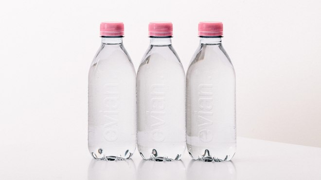 Evian&nbsp;: la nouvelle bouteille sans étiquette séduit les consommateurs