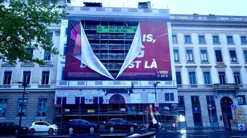 Extinction Rebellion s’attaque à une bâche publicitaire à Lyon